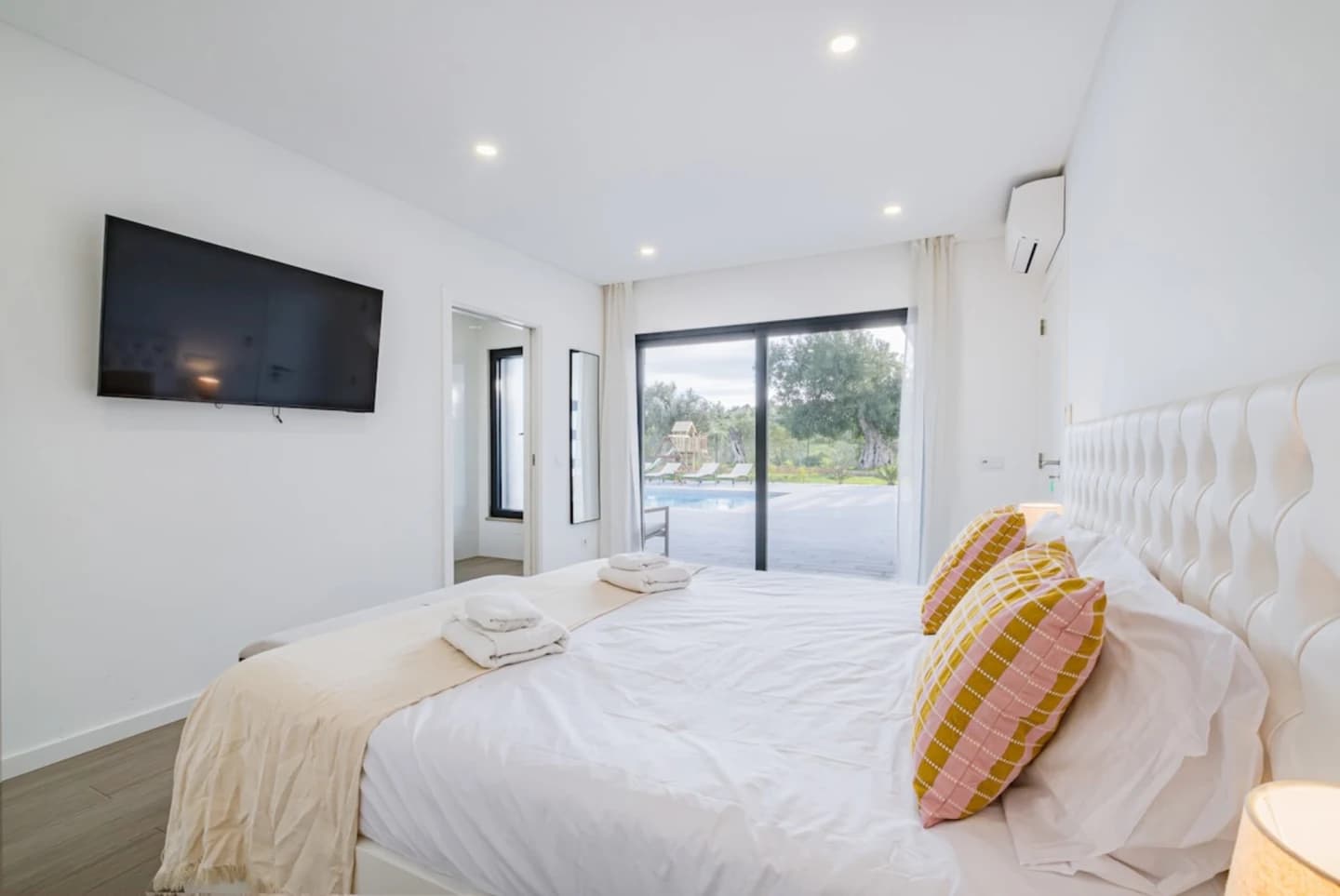 Schlafzimmer mit Kingsize-Bett