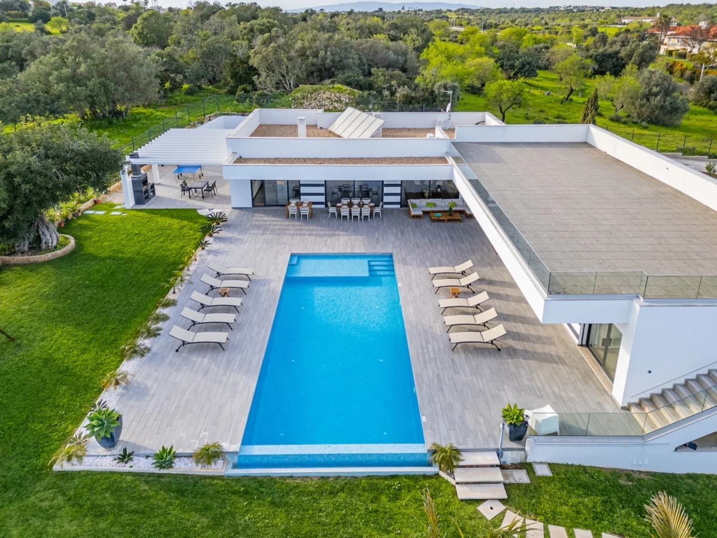 Villa aus der Luft mit Pool und Garten