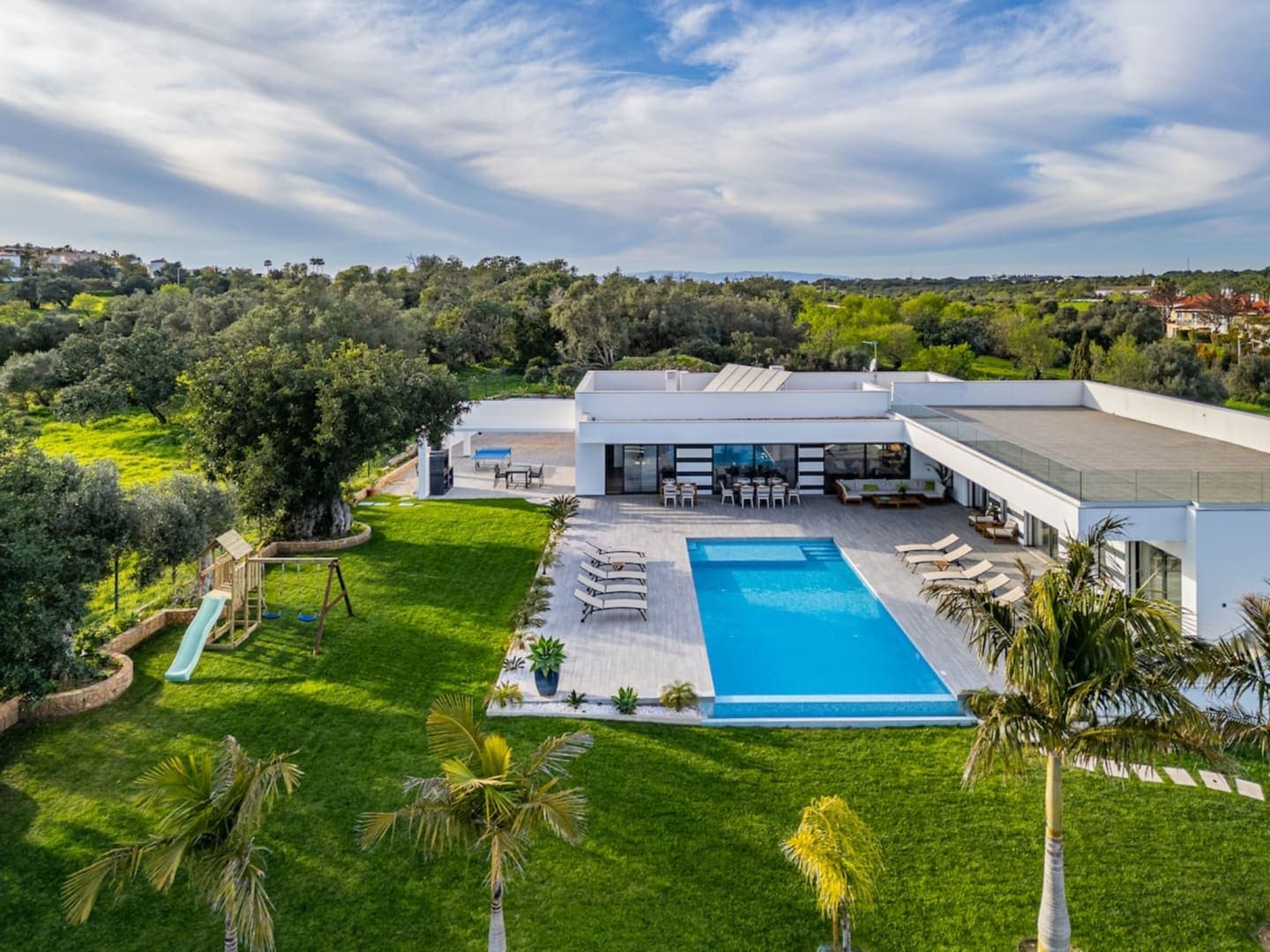 Drohnenaufnahme der Villa mit Pool und Garten