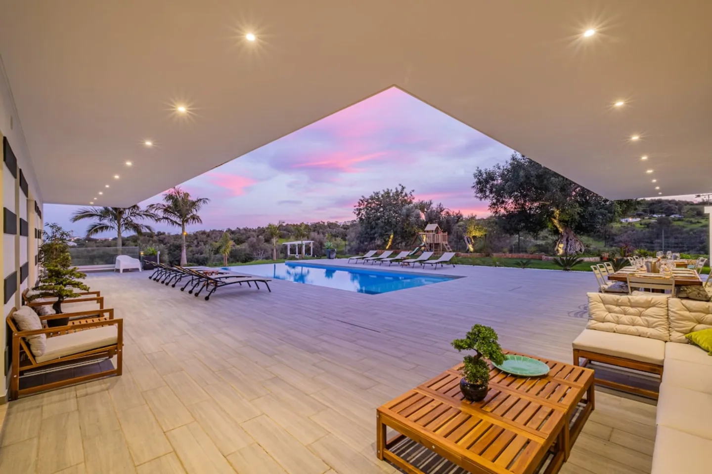 Überdachte Terrasse mit Blick auf den Pool